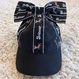 Caroline Bosmans cap with a detachable bow.